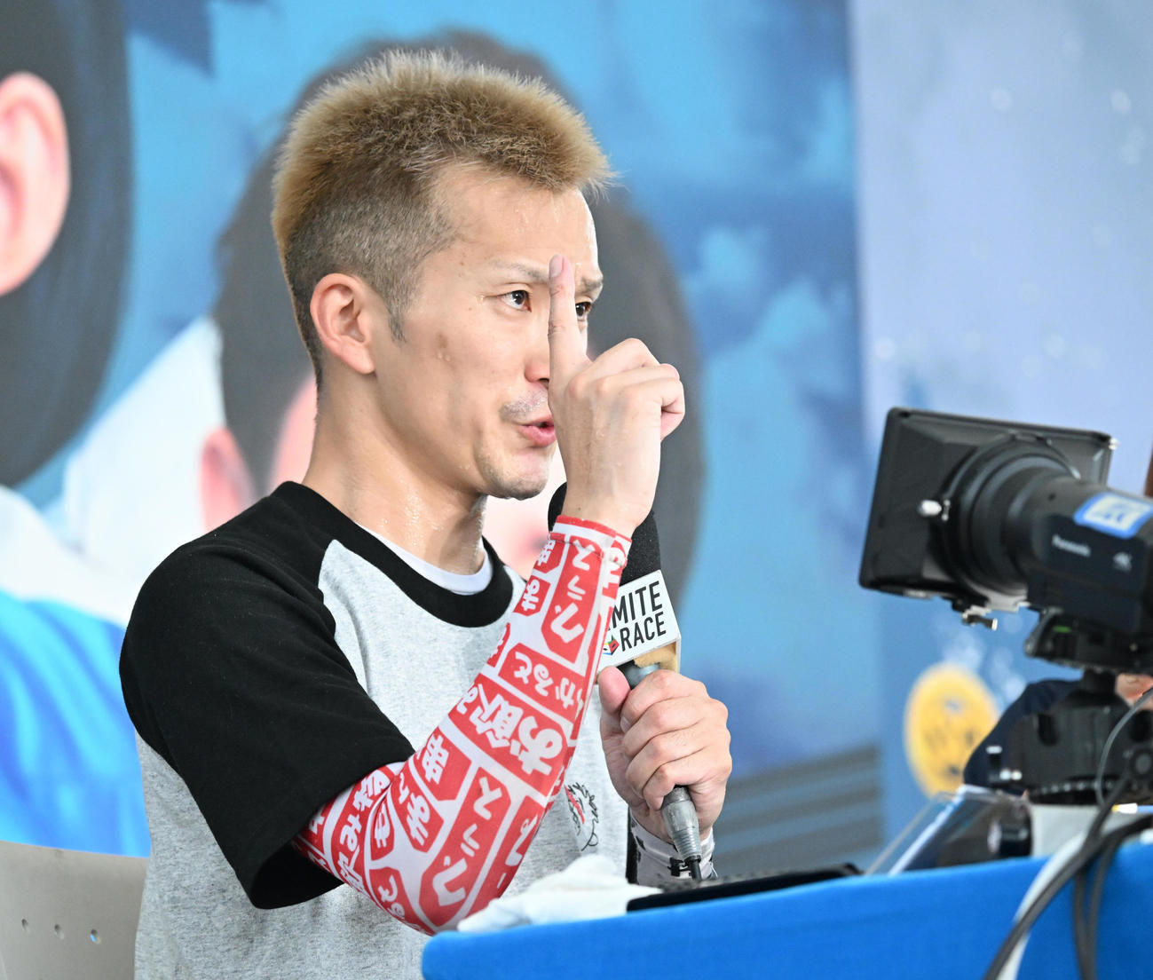 勝利者インタビューの締めで「トゥース」とポーズをとる西山貴浩（撮影・和賀正仁）