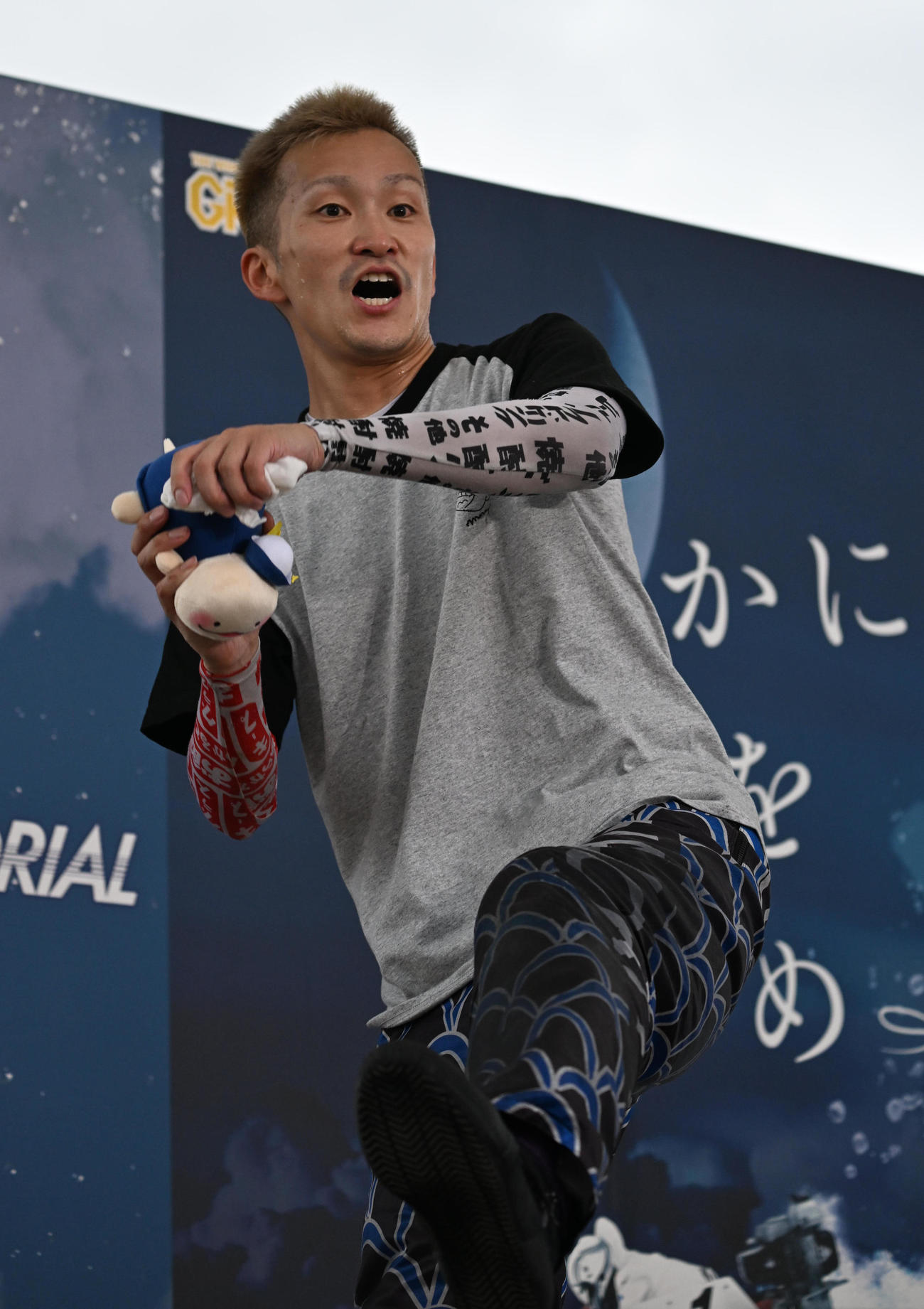 勝利者インタビュー後、マスコット人形を投げ入れる西山貴浩（撮影・和賀正仁）