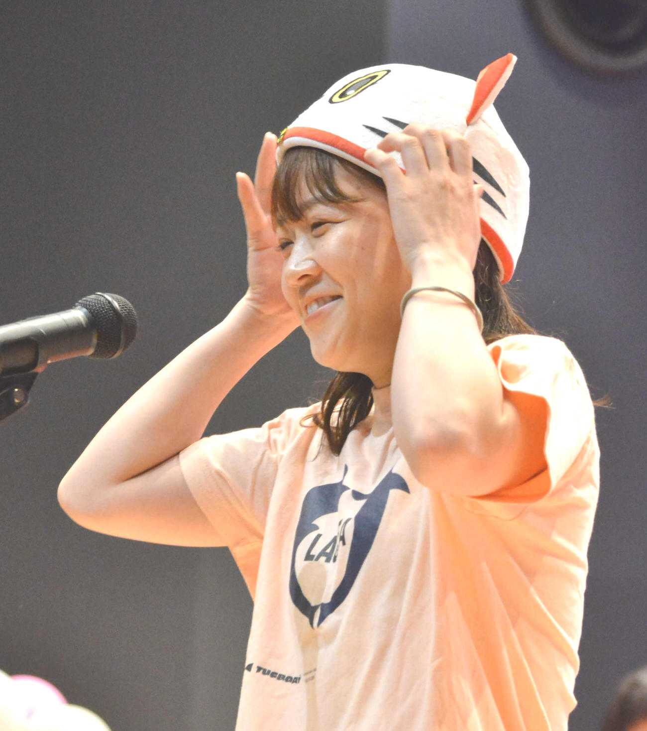 勝浦真帆はトコタンの帽子をかぶってあいさつ