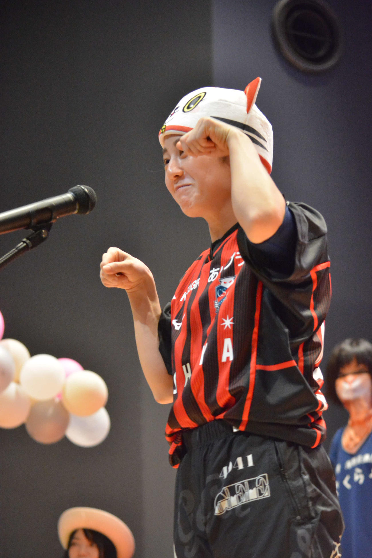孫崎百世は少し照れながら「とこにゃん」とあいさつ