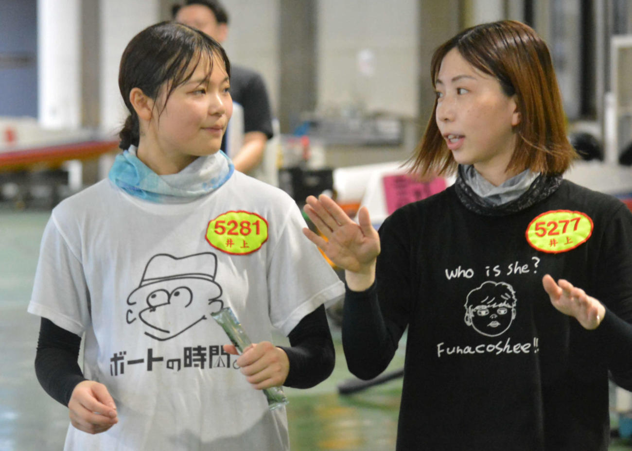 並んで歩く131期のダブル井上（左は遥妃、右は未都）
