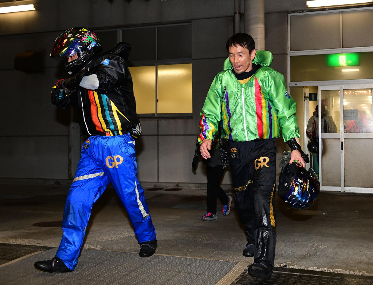 丸亀ボートボートレースメモリアル　淳優9Rを制し引き揚げる4262馬場貴也（右）と4168石野貴之（撮影・和賀正仁）