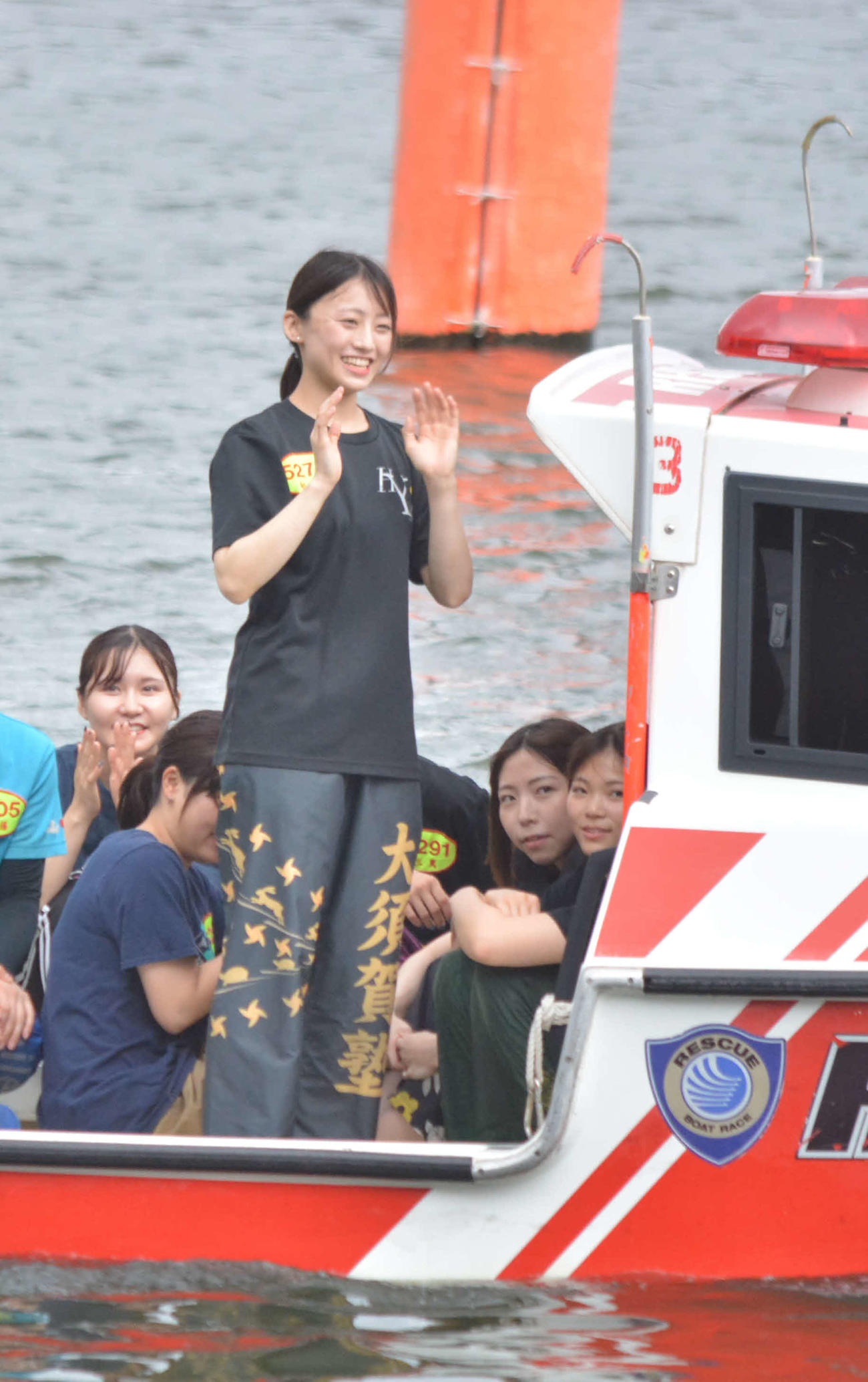 ファンに手を振る松田真実