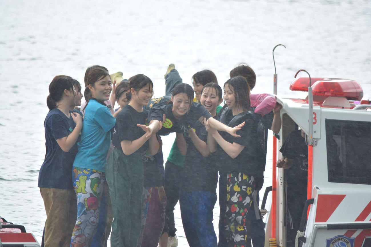 松田真実は雨の中、仲間たちに抱えられ水面にドボン