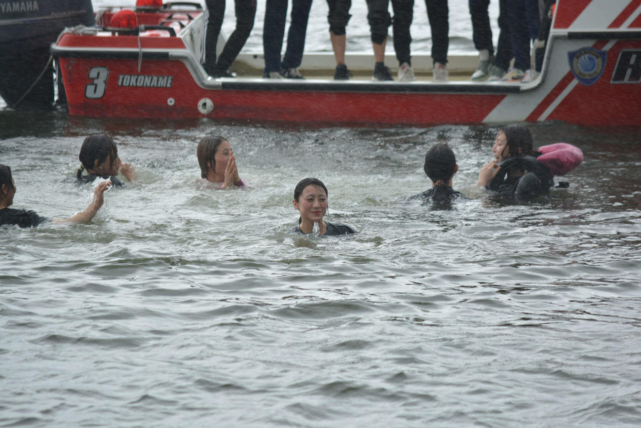 デビュー初1着の水神祭を行った松田真実（中央）
