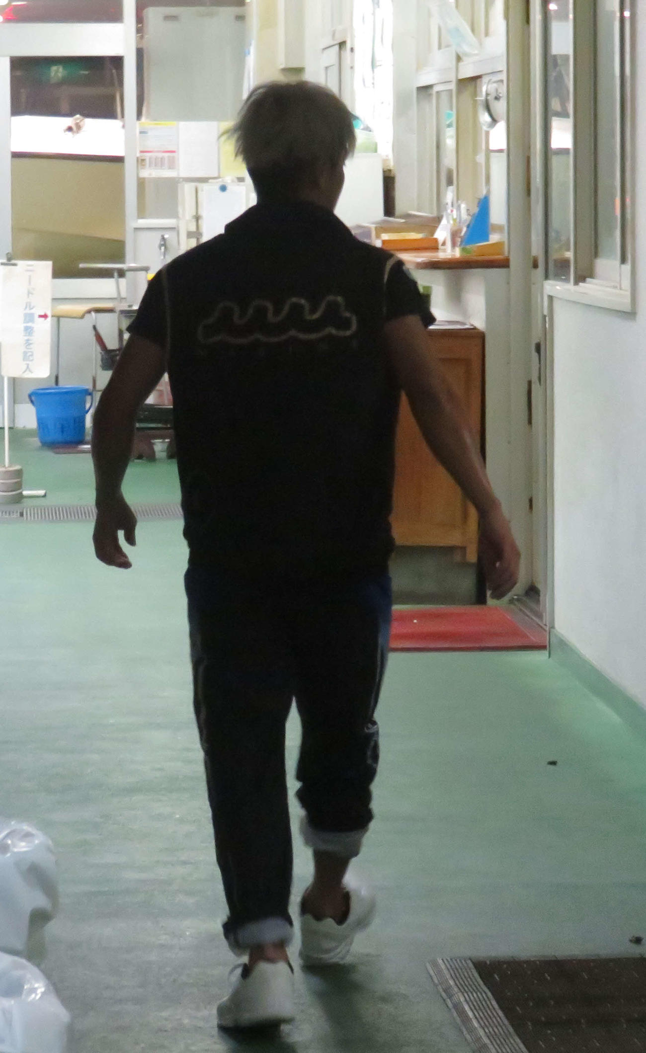 悔しさをにじませ、整備場へ向かう平本真之