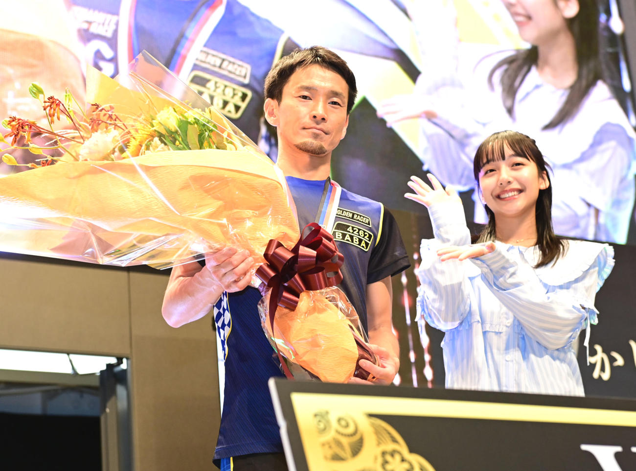 丸亀ボートボートレースメモリアル　山之内すず（右）から花束を贈呈される4262馬場貴也（撮影・和賀正仁）