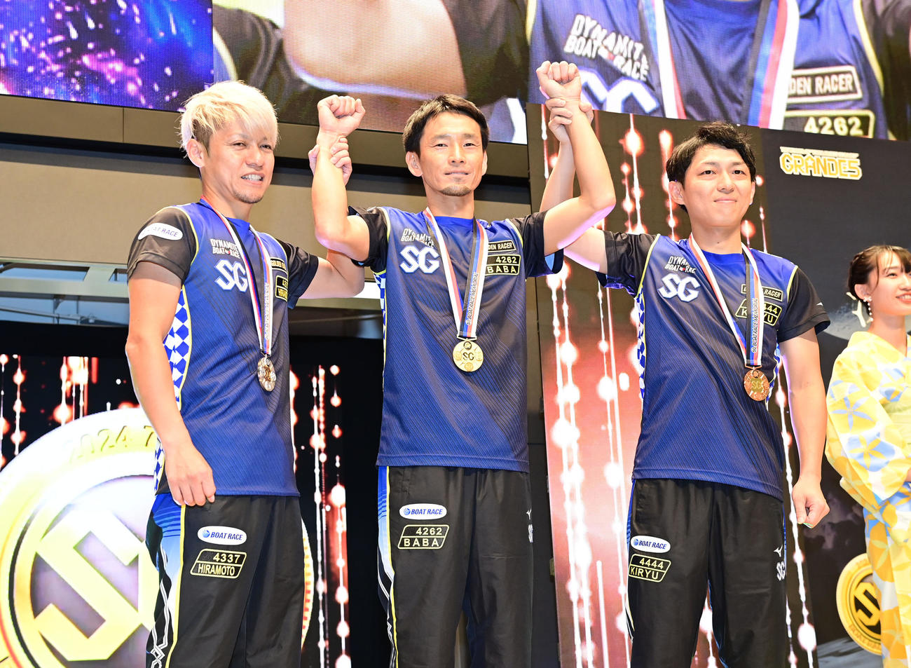 丸亀ボートボートレースメモリアル　メダルをかけてガッツポーズする左から4337平本真之、4262馬場貴也、4,444（撮影・和賀正仁）