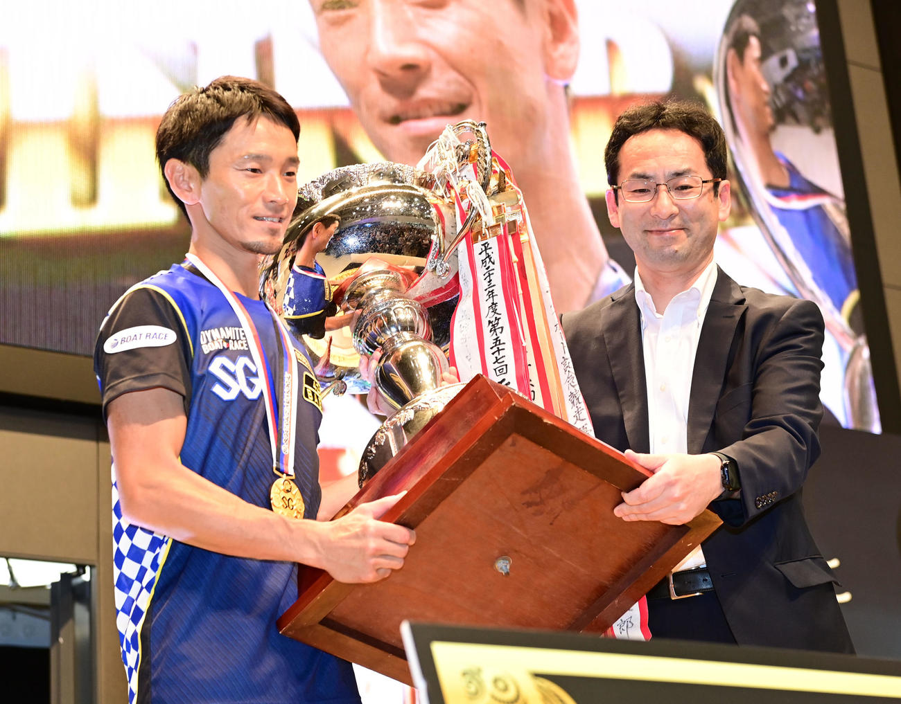 丸亀ボートボートレースメモリアル　松永恭二丸亀市長（右）より優勝カップを手渡される4262馬場貴也（撮影・和賀正仁）