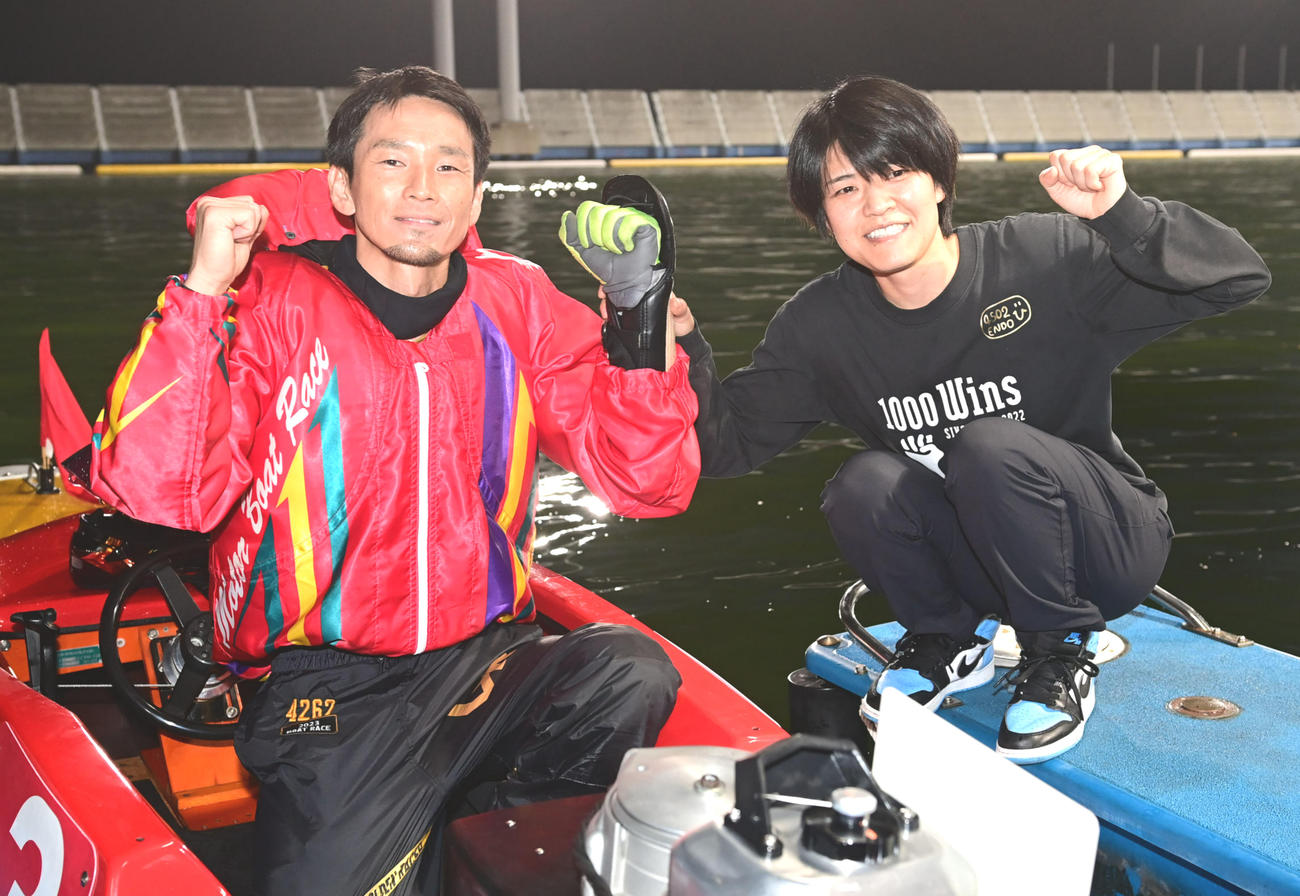 ボートレースメモリアルを連覇してガッツポーズする馬場貴也（左）と遠藤エミ（撮影・和賀正仁）