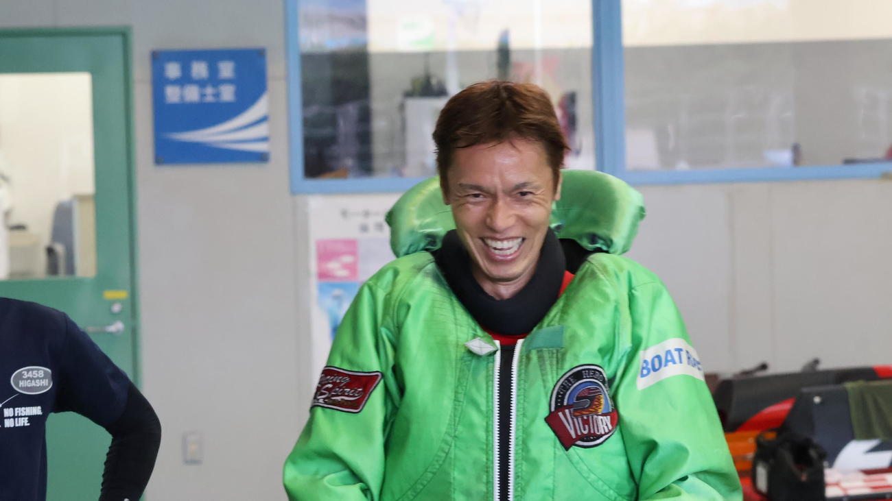 7Rで6コースからのまくり差しで快勝した松本博昭は笑顔で引き上げてきた