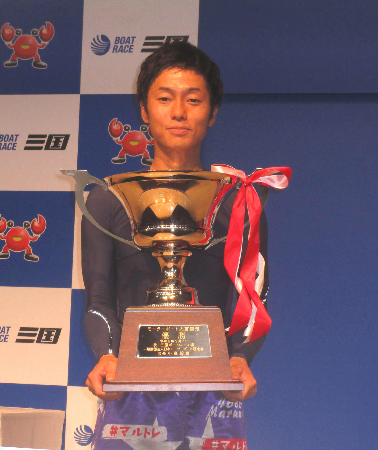 G2初優勝を飾り表彰を受ける丸野一樹