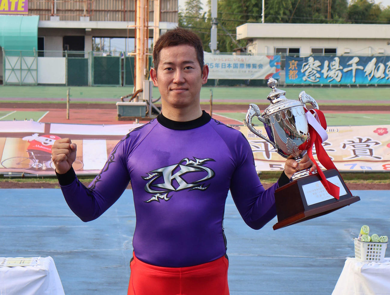 脇本雄太は優勝カップを手にガッツポーズ