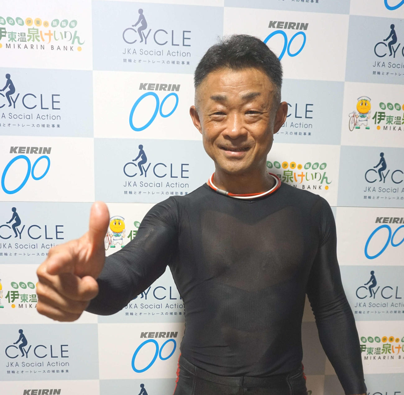 予選快勝の斎藤登志信は佐藤慎太郎の得意ポーズを決めた