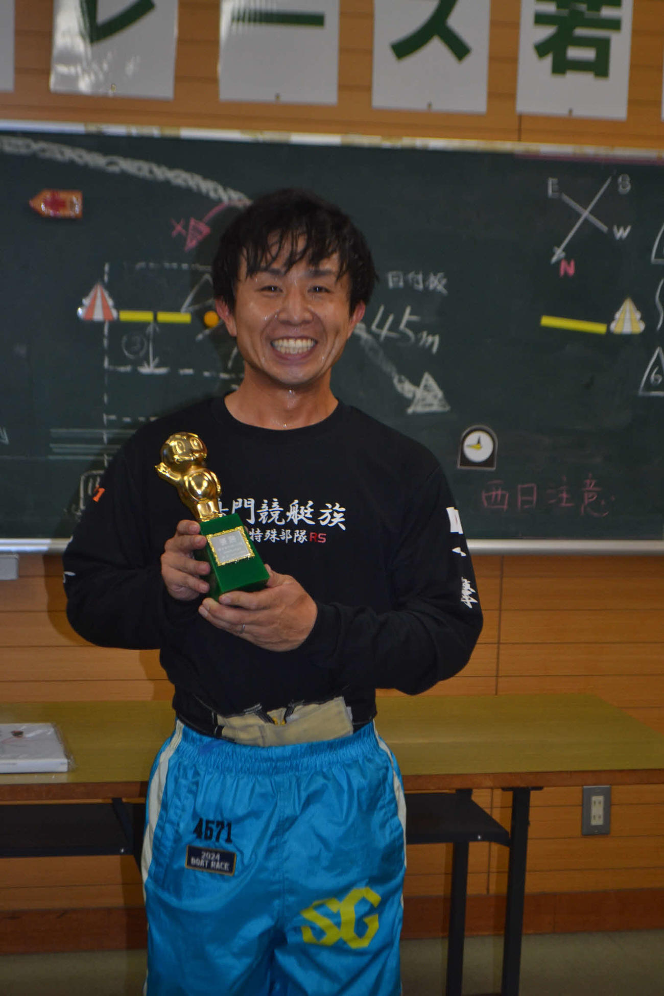 逃げた菅章哉は今年6度目の優勝を決めて、トロフィーを手に満面の笑み