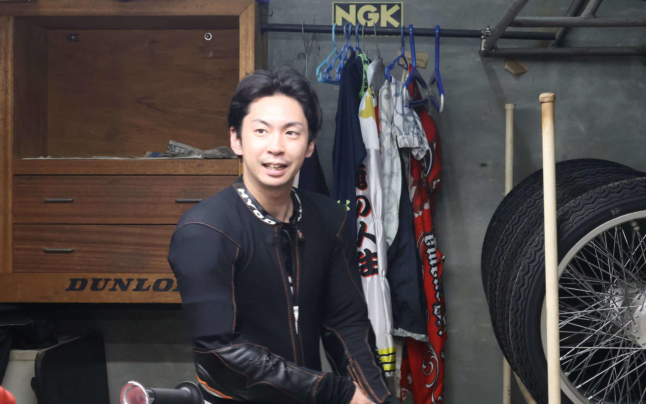 復帰初戦を快勝して笑顔を見せる春本綾斗