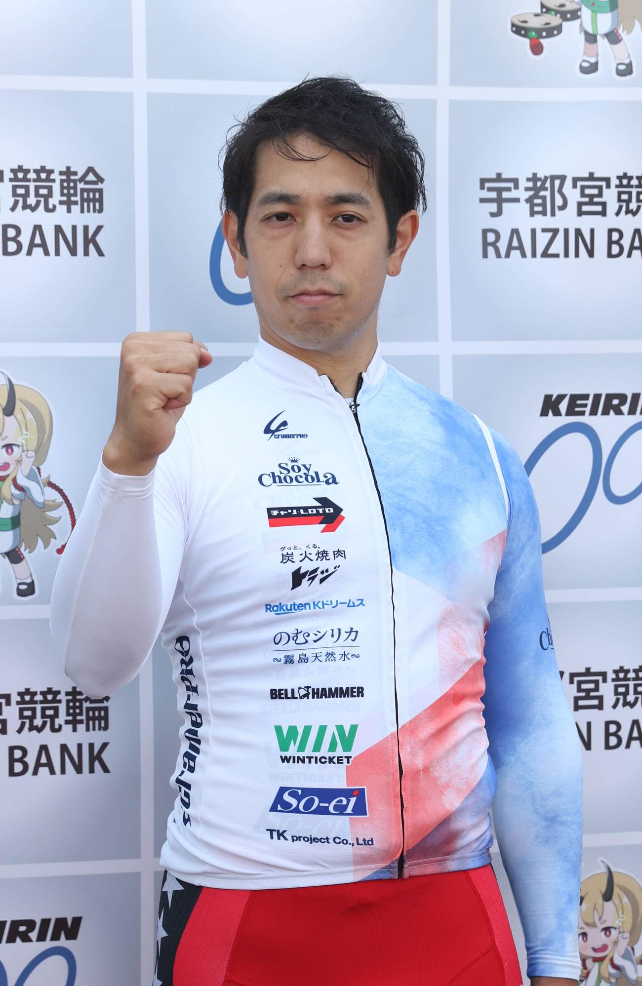 ガッツポーズする松浦悠士（撮影・柴田隆二）