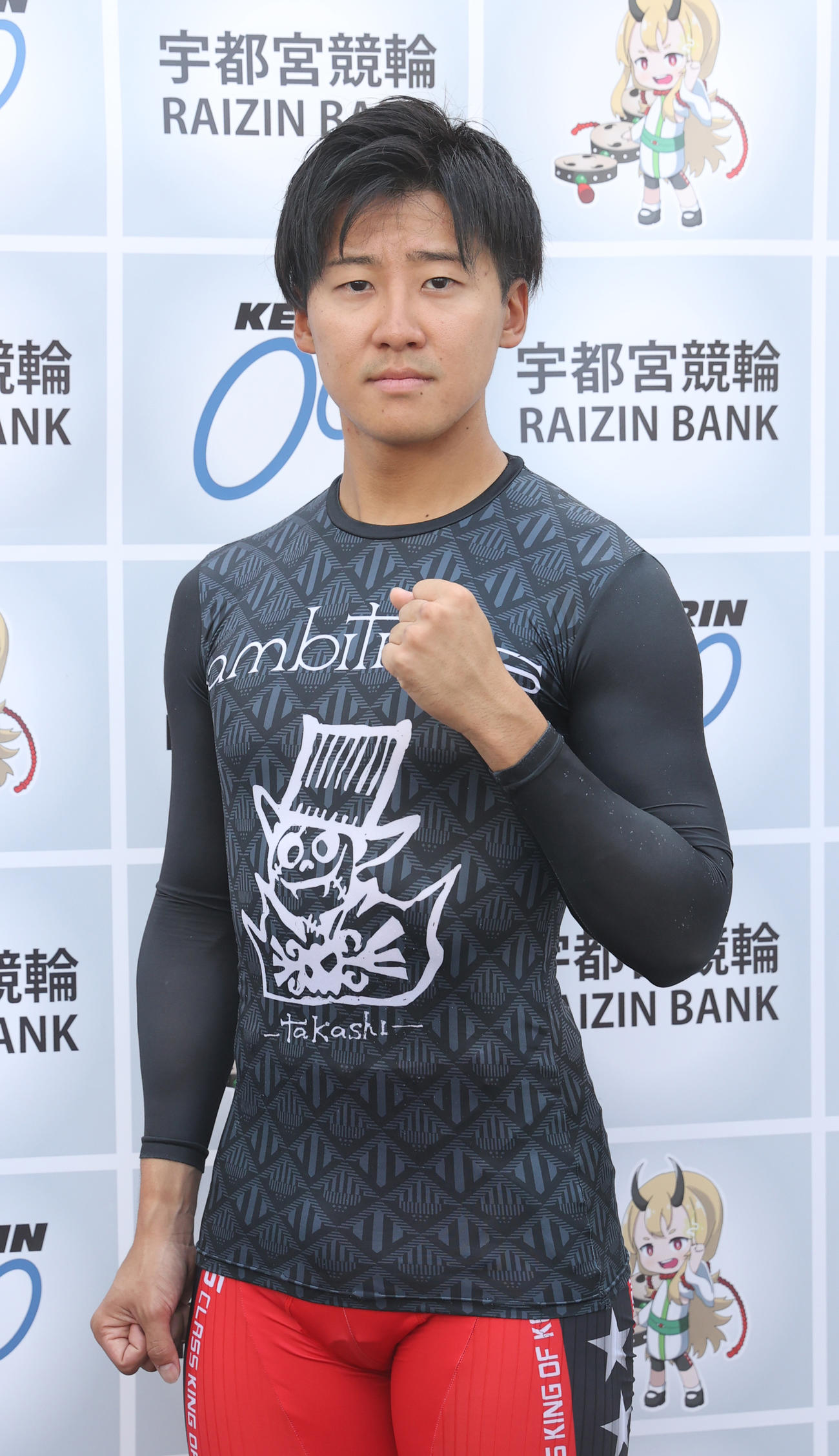 ガッツポーズする真杉匠（撮影・柴田隆二）