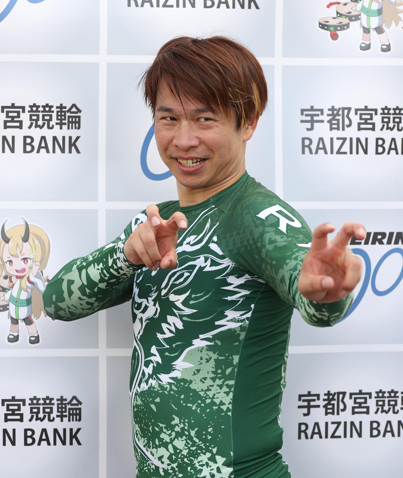 11R2次予選Aで1着の大川龍二は龍のポーズを決める（撮影・柴田隆二）