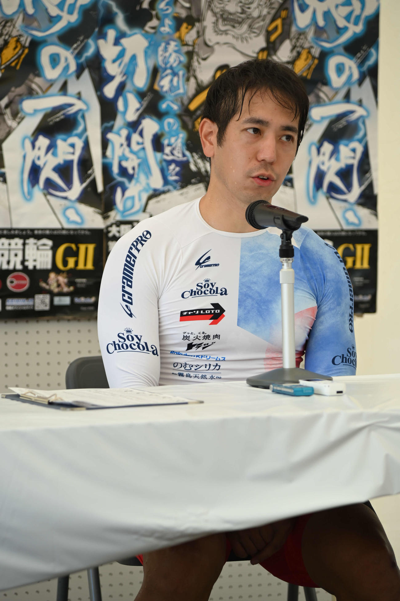 会見場でレースを振り返る松浦悠士