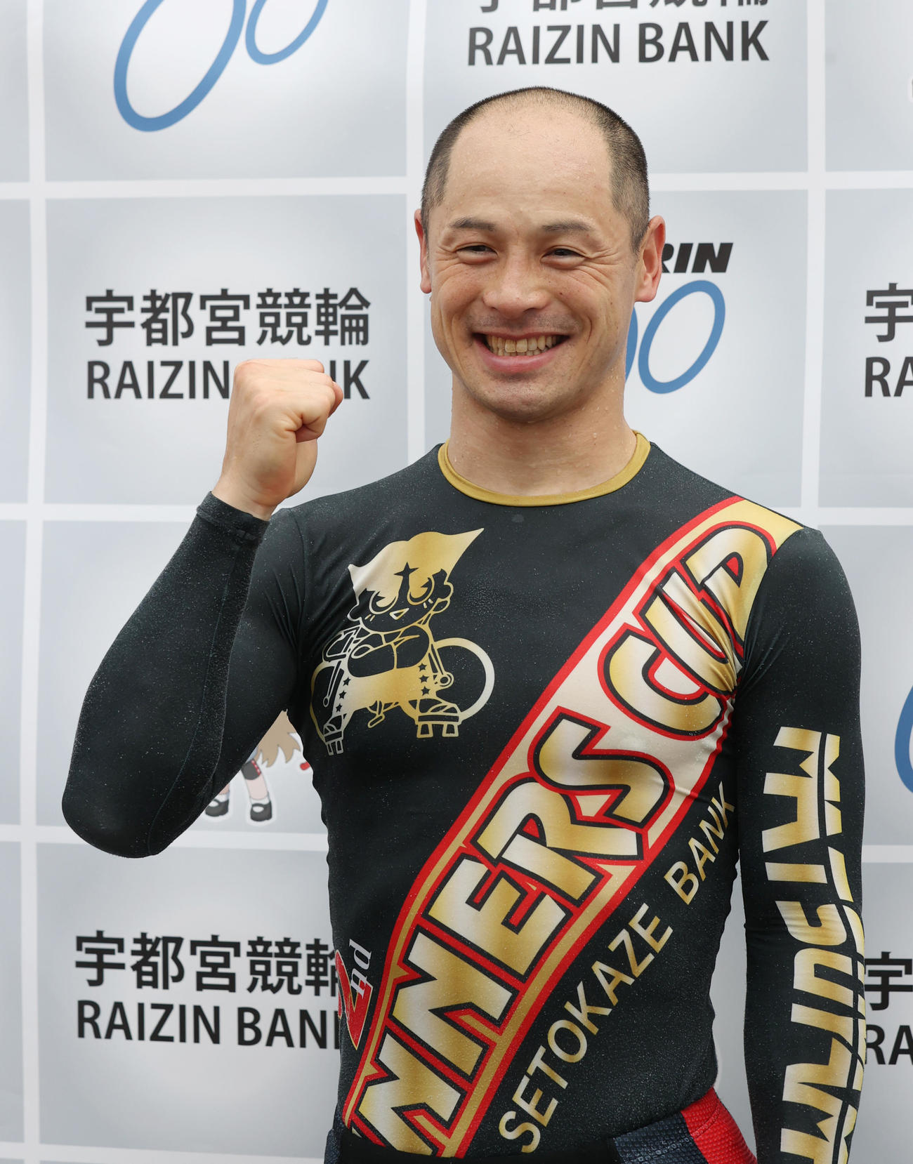 S級準決10Rで2着の北津留翼はガッツポーズする（撮影・柴田隆二）