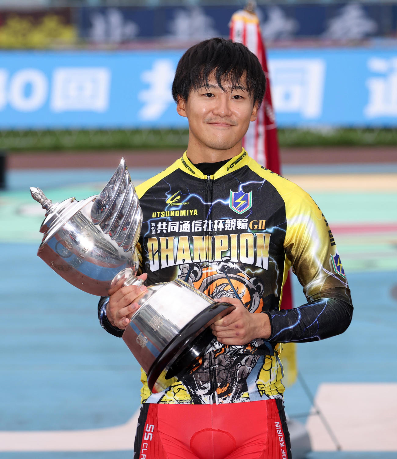 共同通信社杯決勝を制した真杉匠は優勝杯を持つ（撮影・柴田隆二）