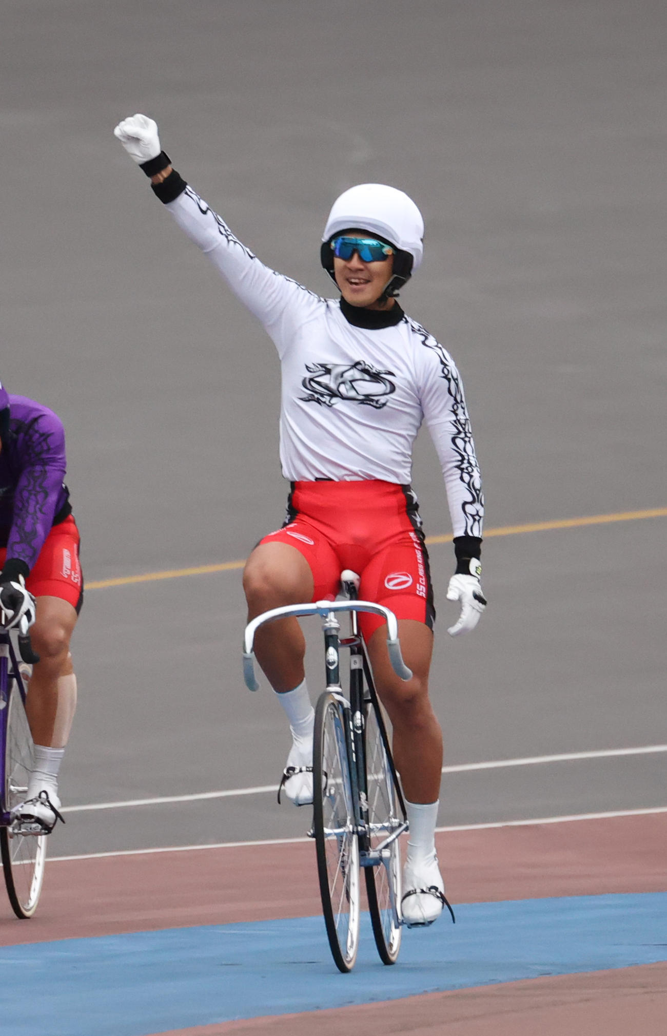 共同通信社杯決勝を制した真杉匠はガッツポーズする（撮影・柴田隆二）