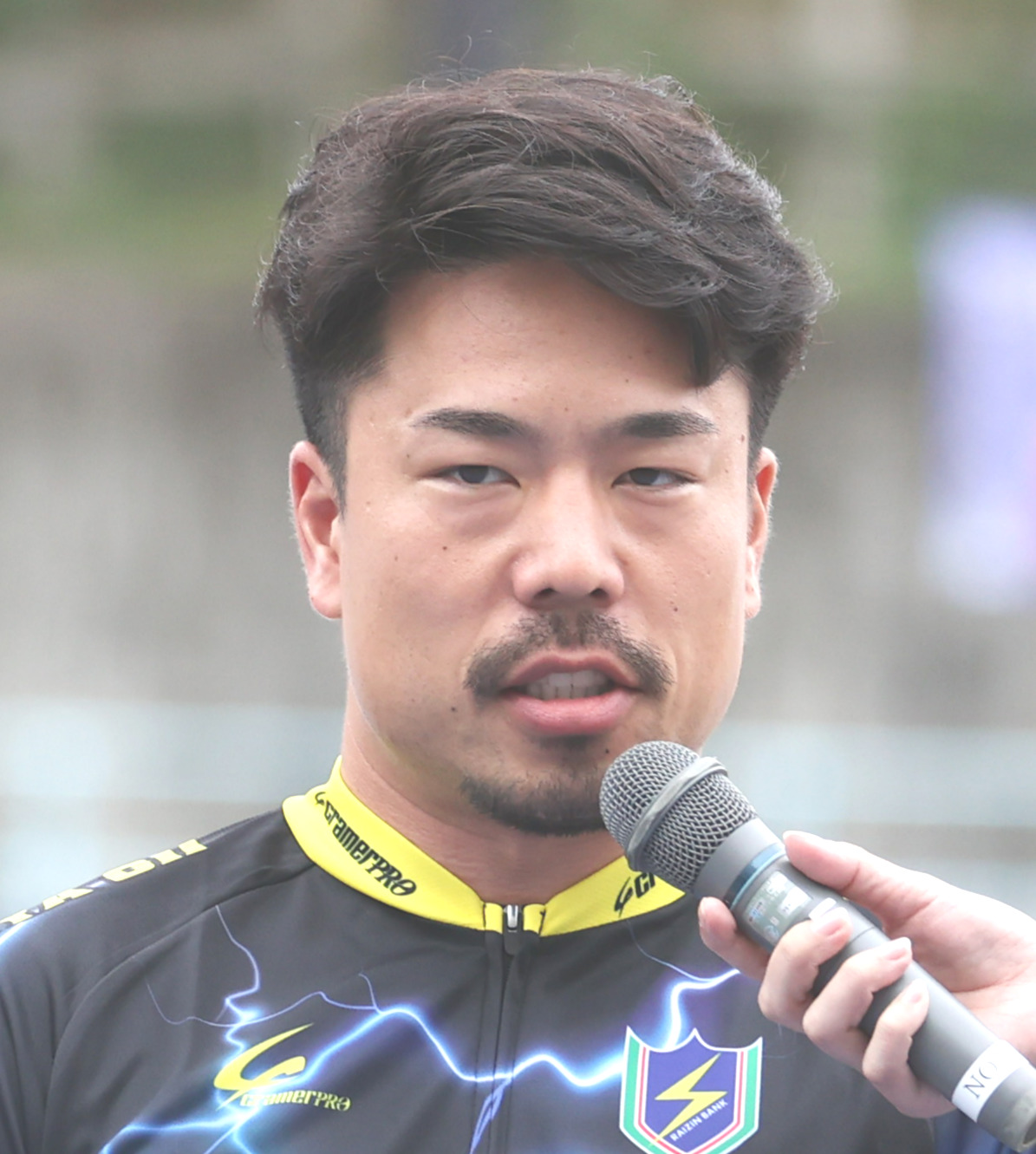 決勝メンバーの特別選手紹介であいさつする古性優作