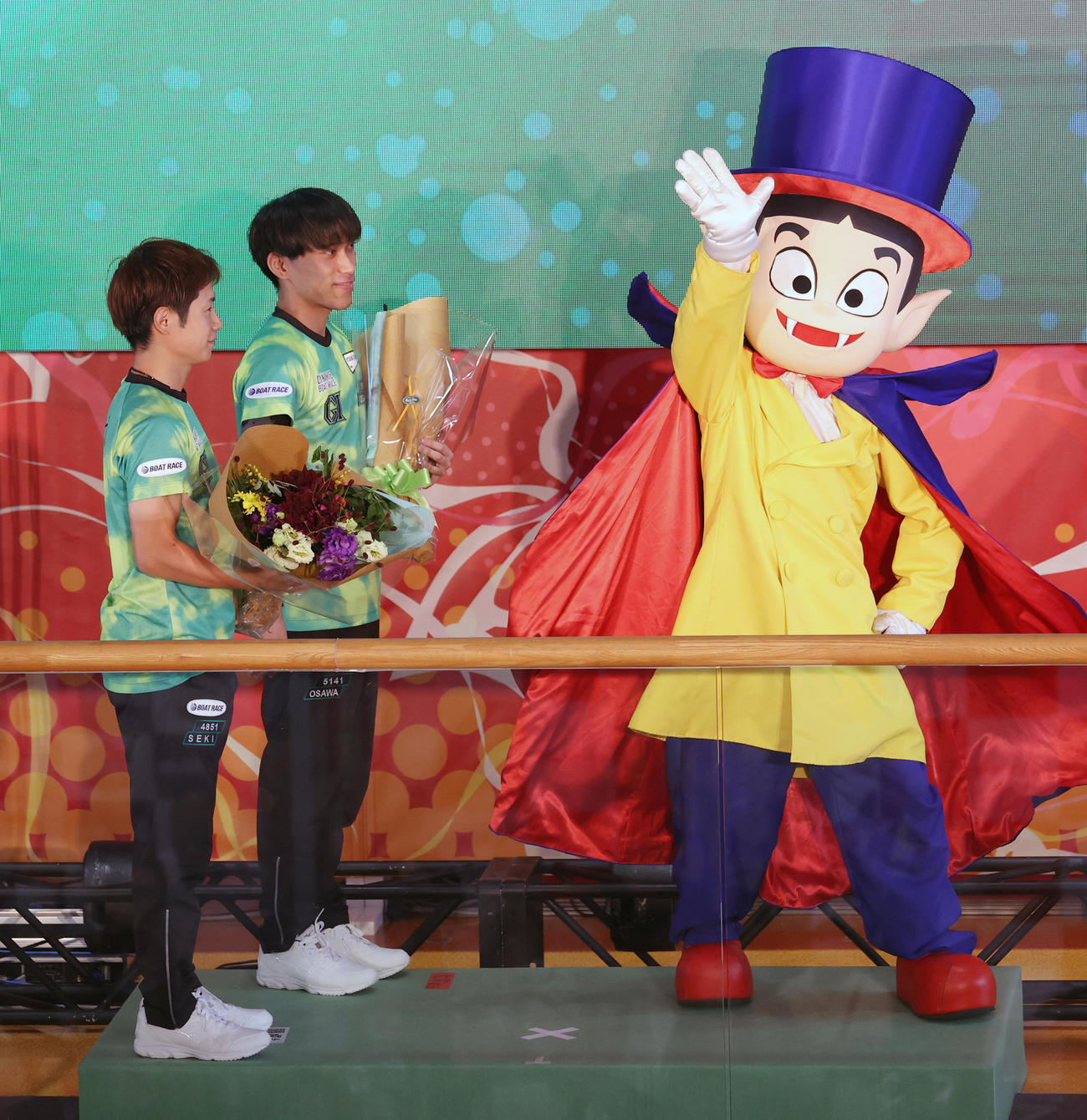 桐生マスコットキャラののドラキリュウから花束を贈呈された大沢風葵と関浩哉（撮影・柴田隆二）