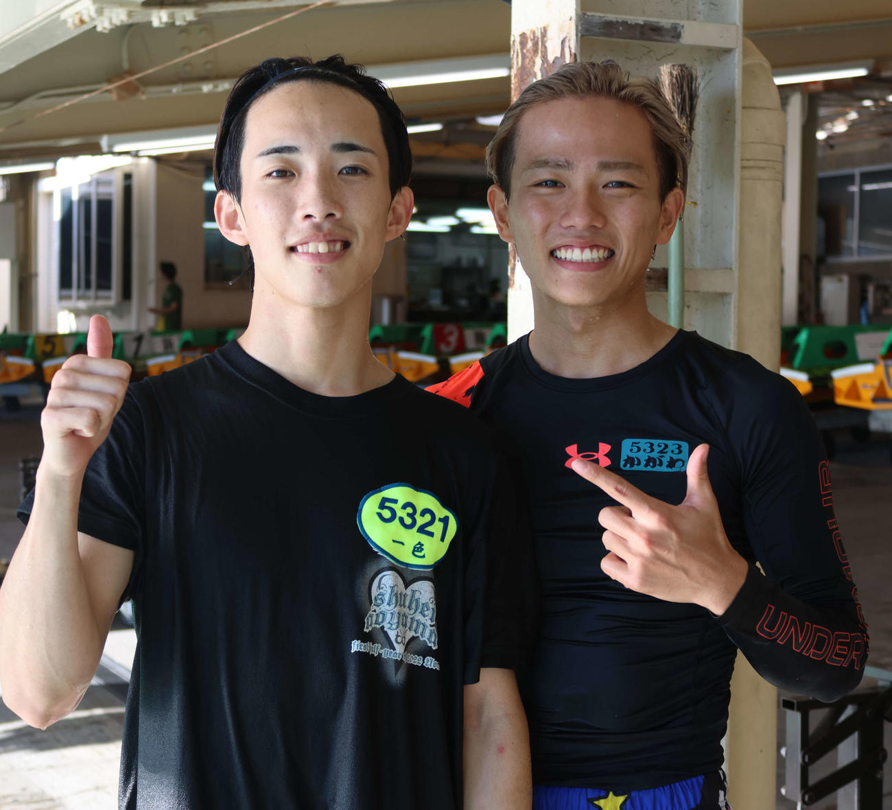 一色颯輝（写真左）がうれしいデビュー初勝利を挙げた。水神祭は同期の香川陽太（右）も一緒に水面へ飛び込み、喜びを分かち合った
