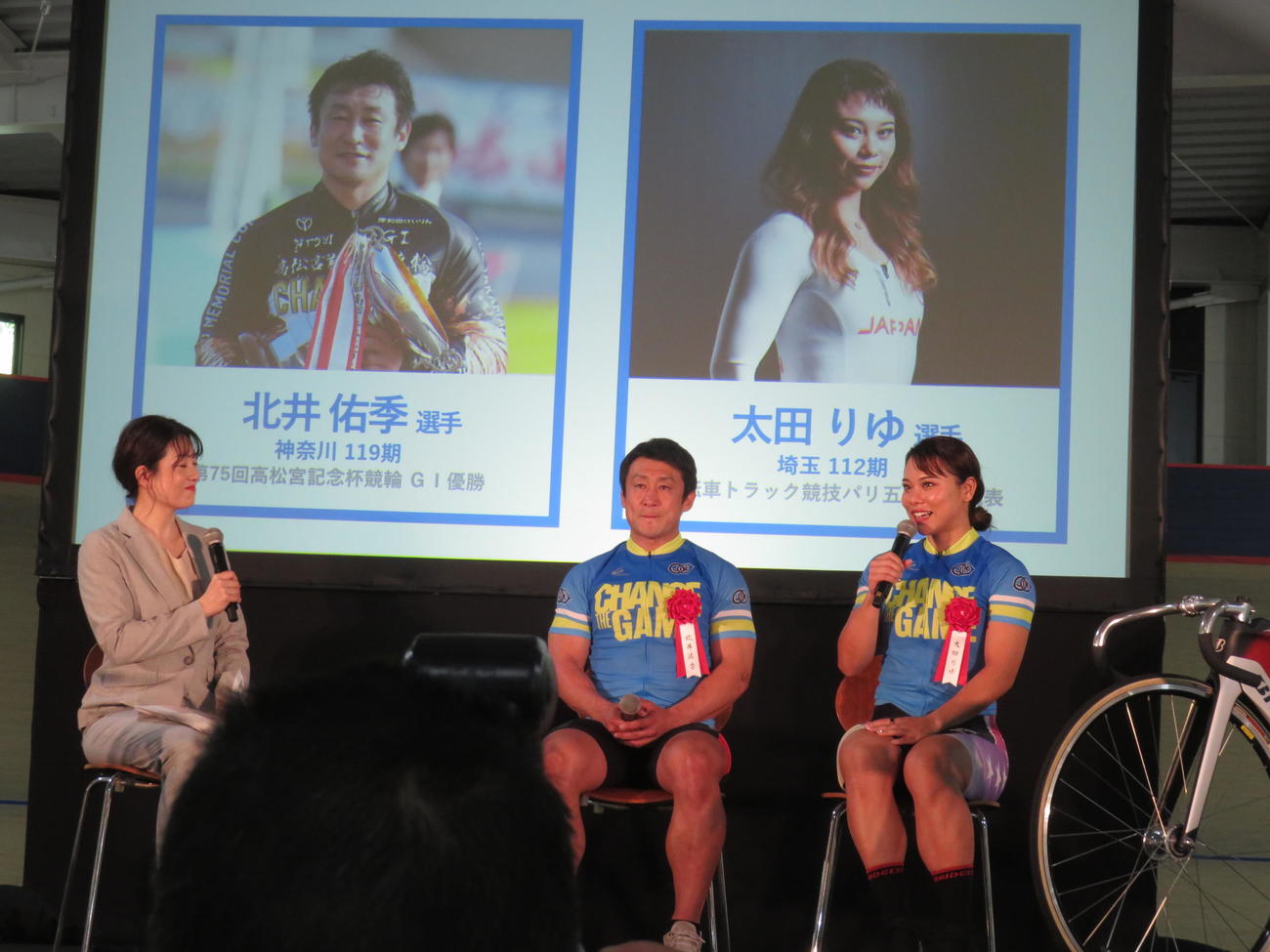 次世代型総合トレーニングセンター建設に伴う起工式に出席した右から太田りゆ（右）と北井佑季（中）（撮影・栗田文人）