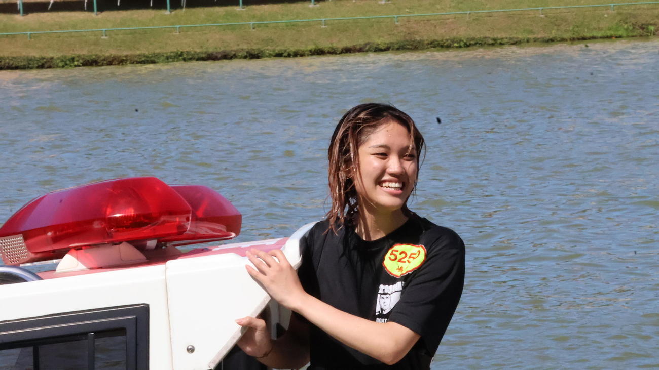 130期最後の初勝利を飾った嶋田有里がファンの前での水神祭を終え、笑顔で引きあげてきた