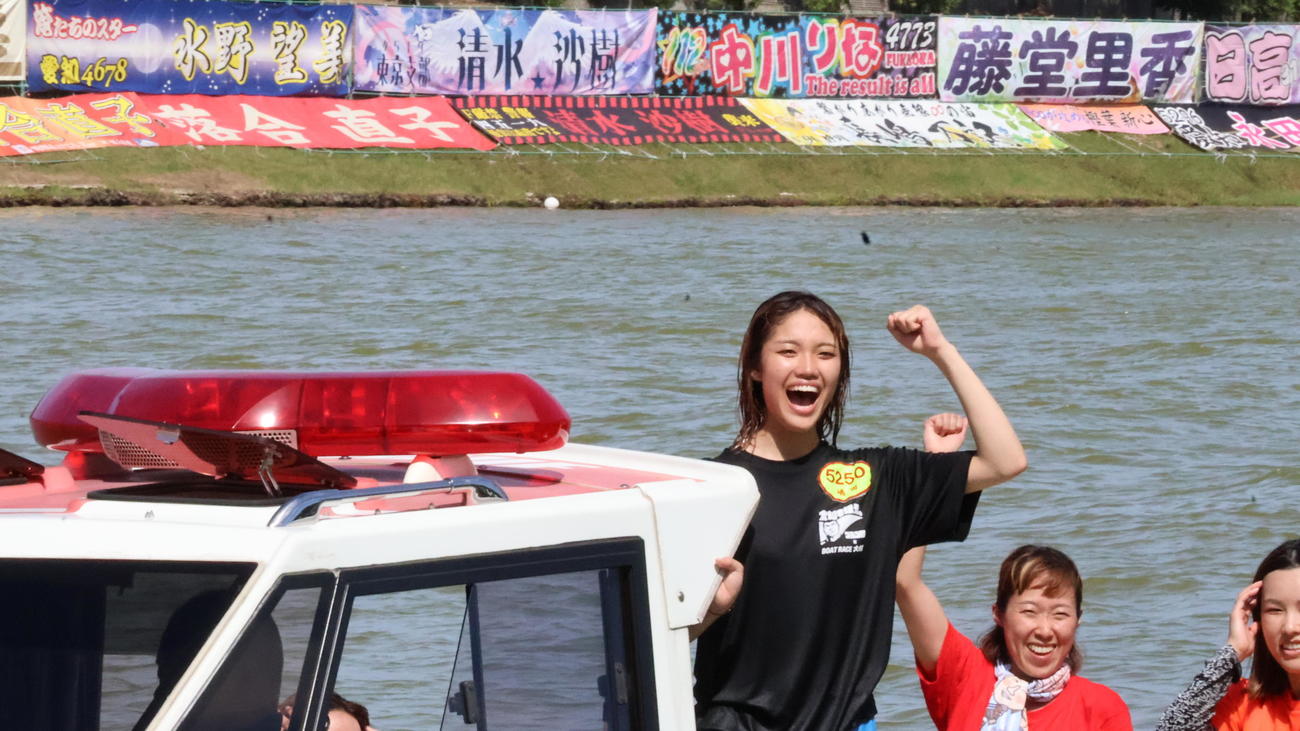 130期最後の初勝利を飾った嶋田有里がファンの前での水神祭を終え、笑顔で引き揚げてきた