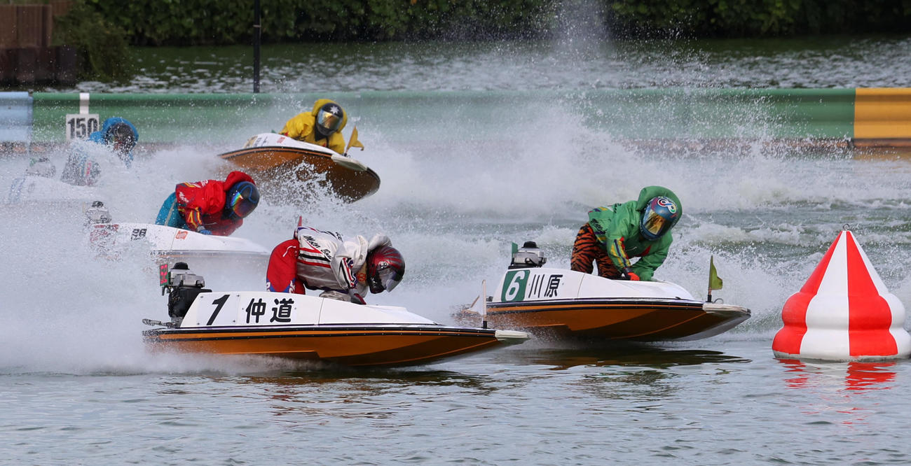 予選3R、1周目の2Mを回る2着関浩哉（3）（撮影・柴田隆二）
