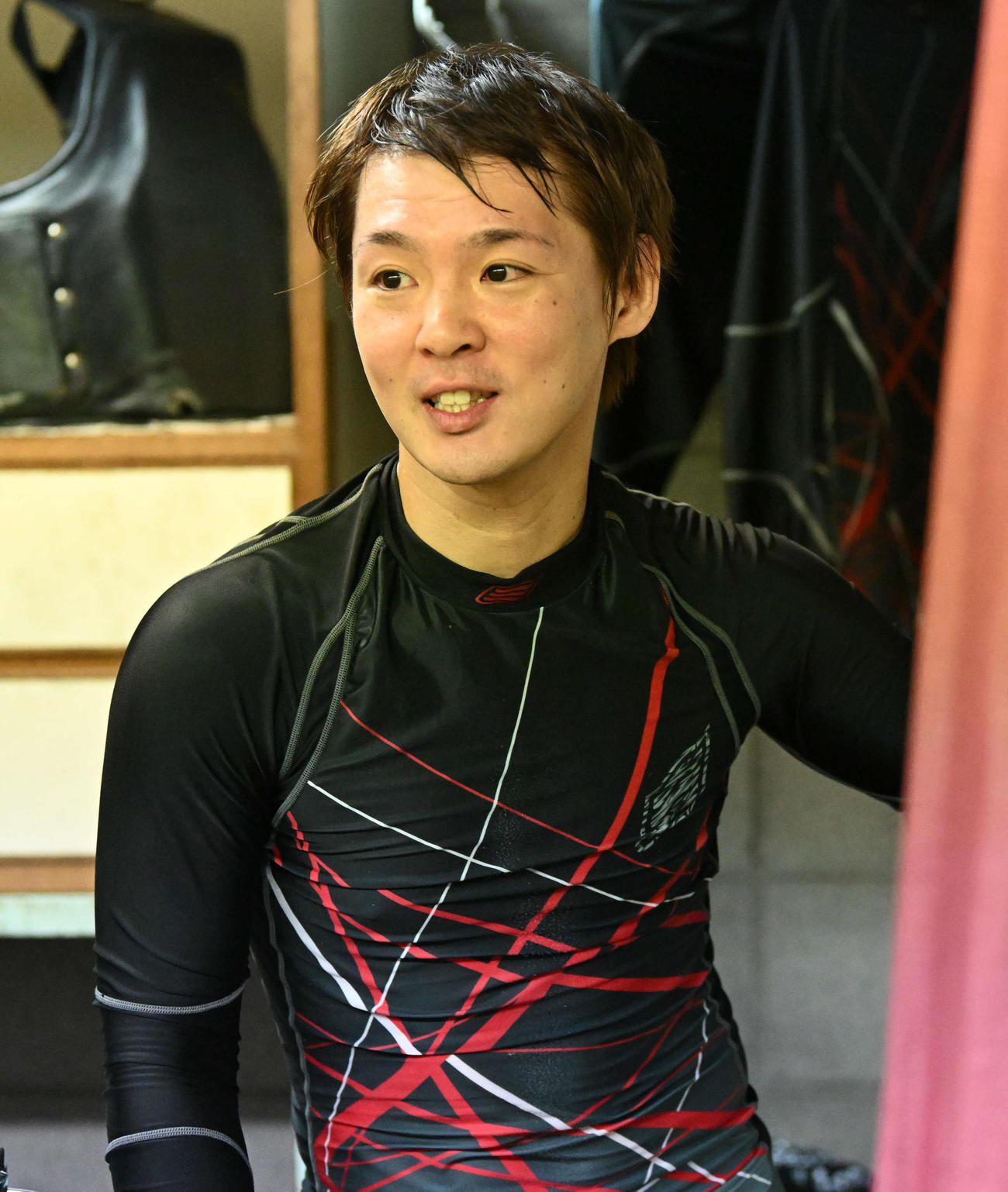 準々決勝戦5Rは鐘ケ江将平に期待する（撮影・前岡正明）