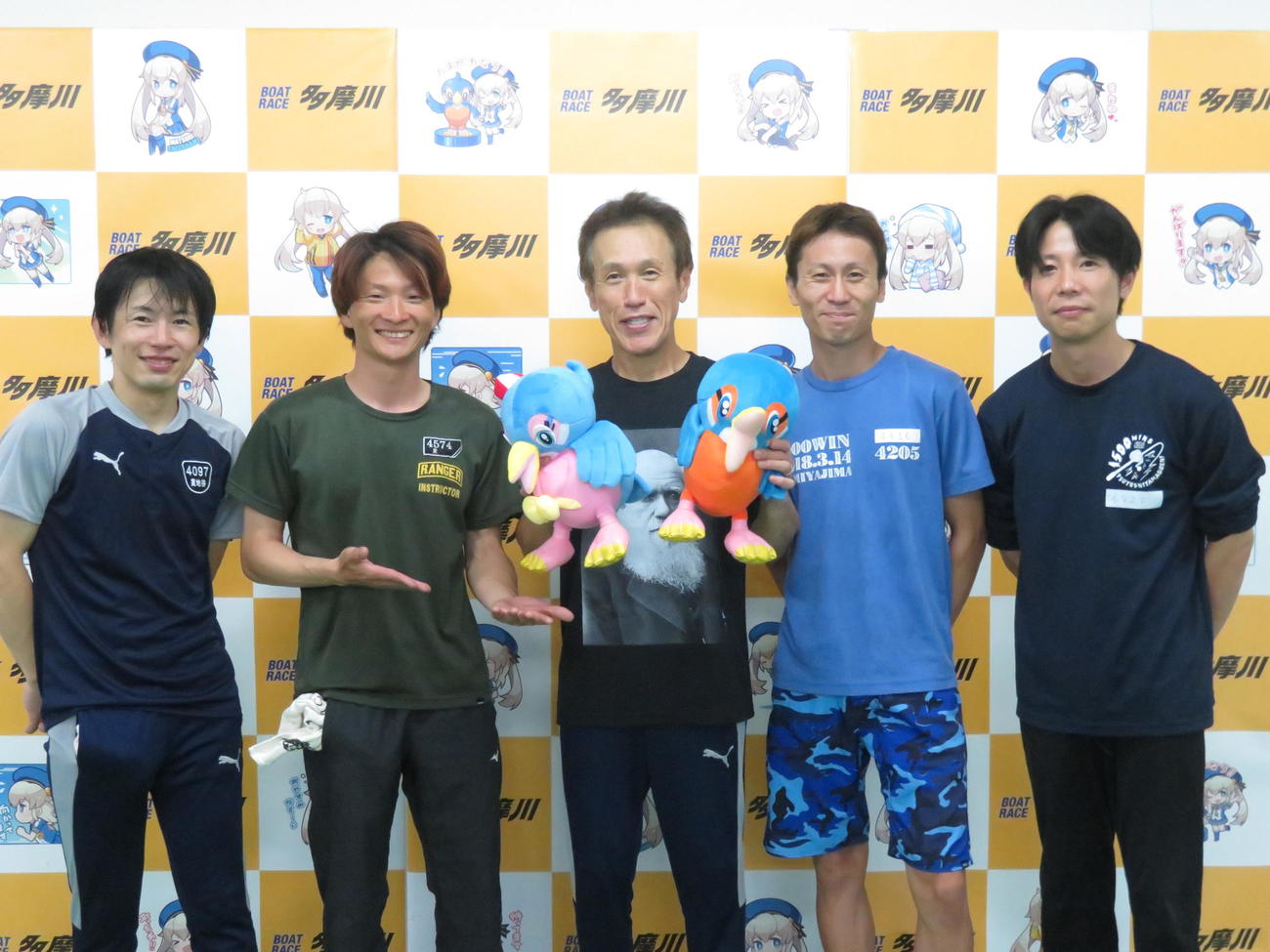 広島支部の選手に祝福される西島義則