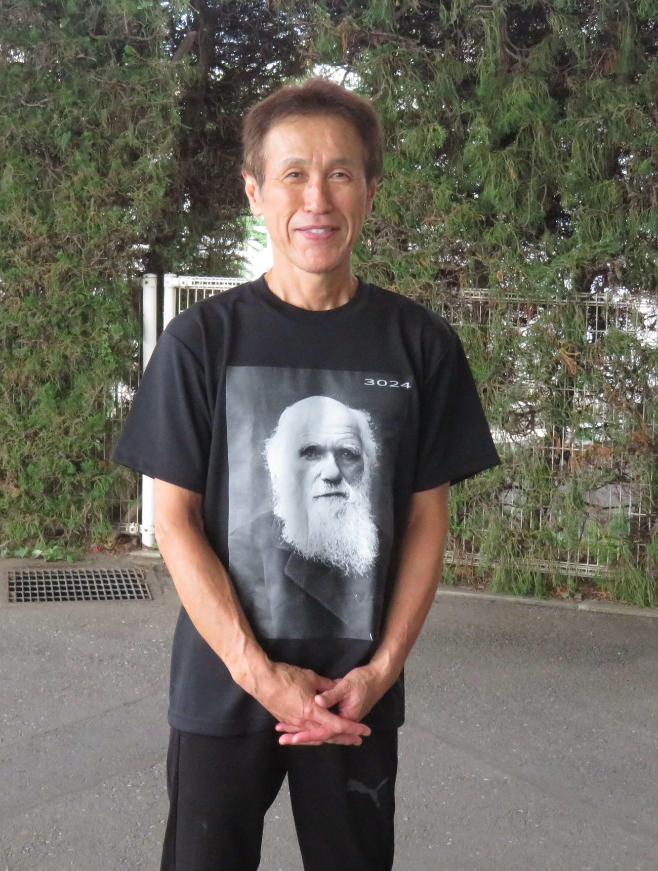 ダーウィンのTシャツを着る西島義則