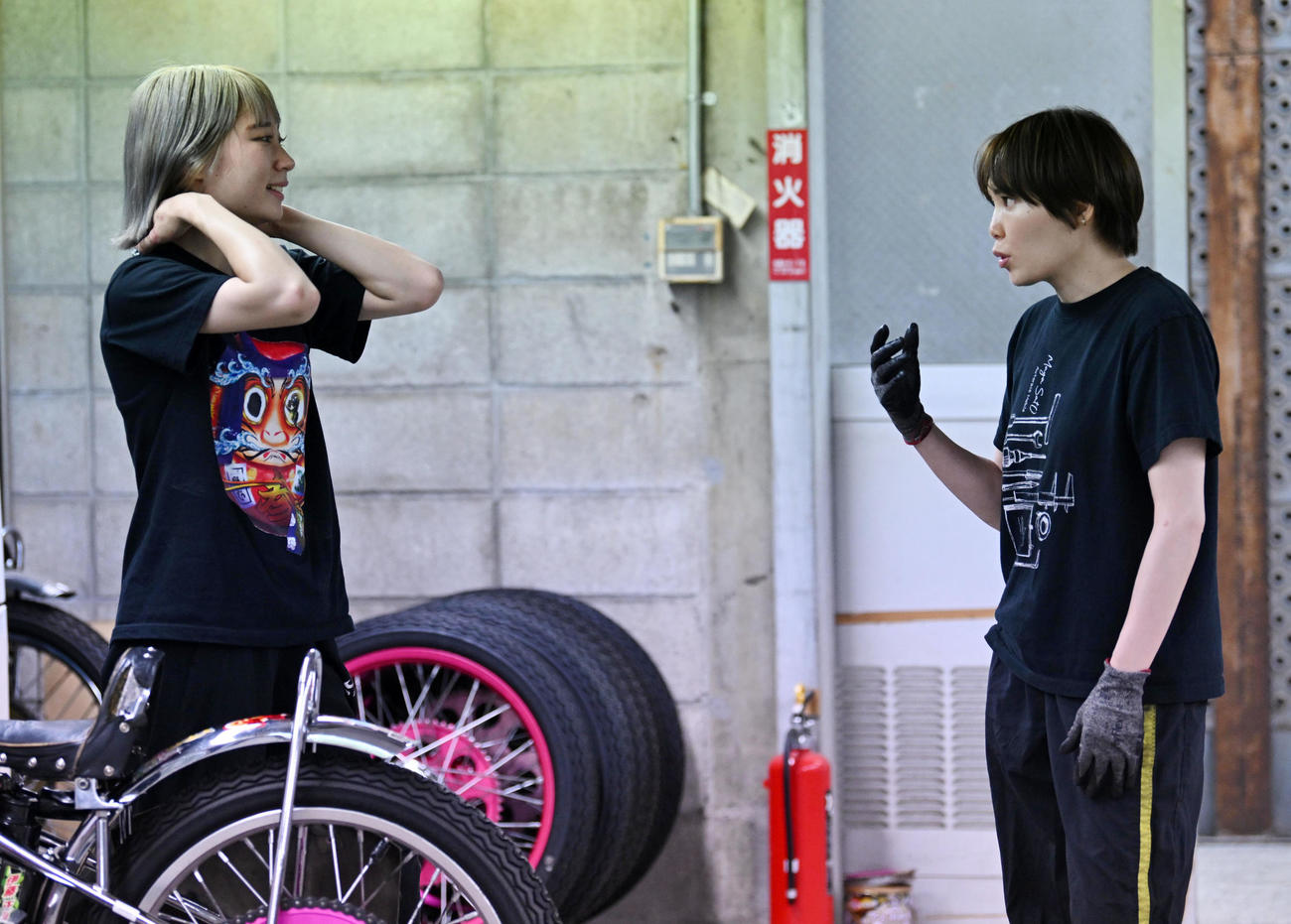 山陽フォトギャラリー佐藤摩弥（右）と新井日和（撮影・前岡正明）