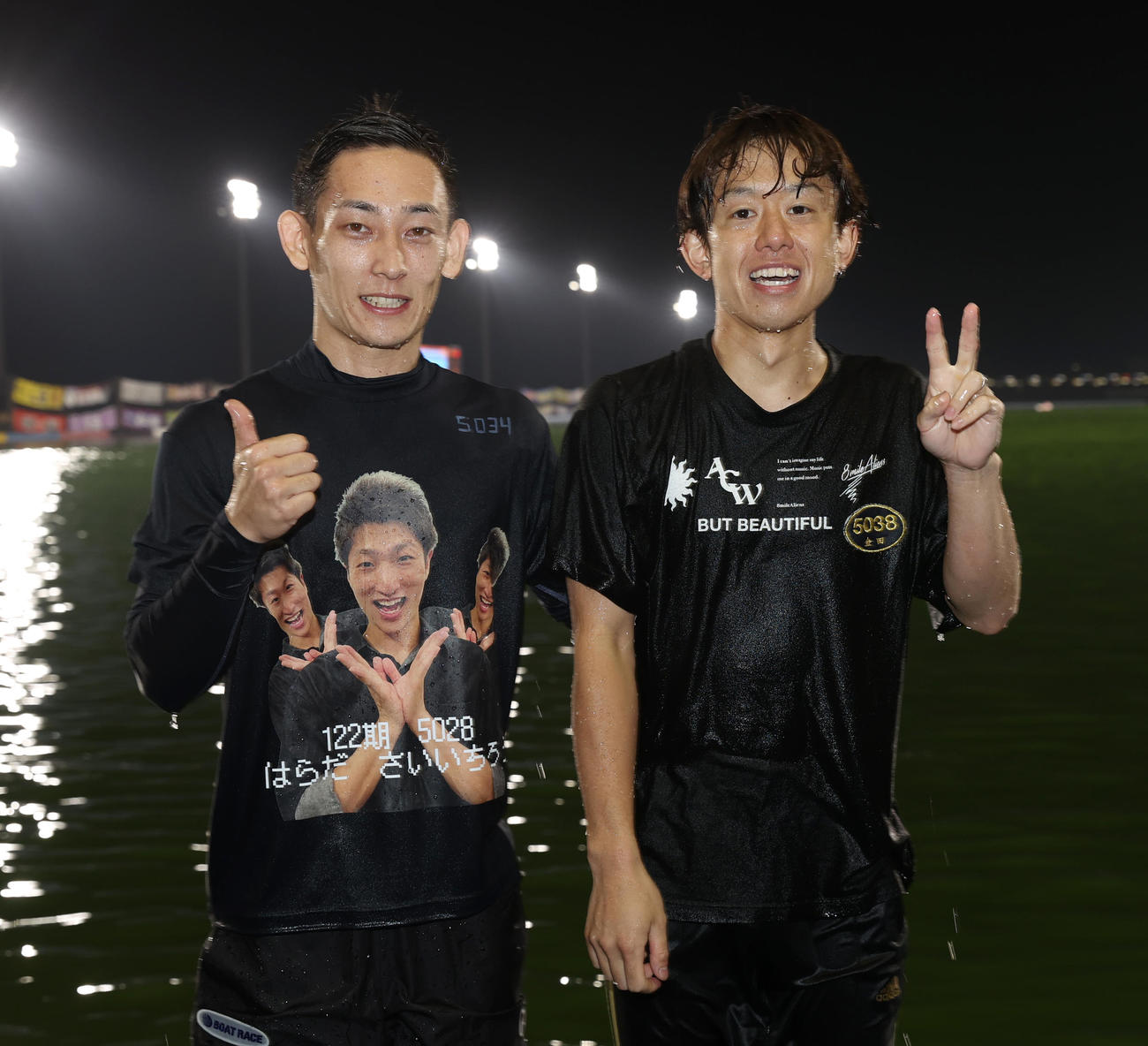 水神祭の後、ずぶ濡れでポーズを決める若林義人（左）と金田智博（撮影・柴田隆二）