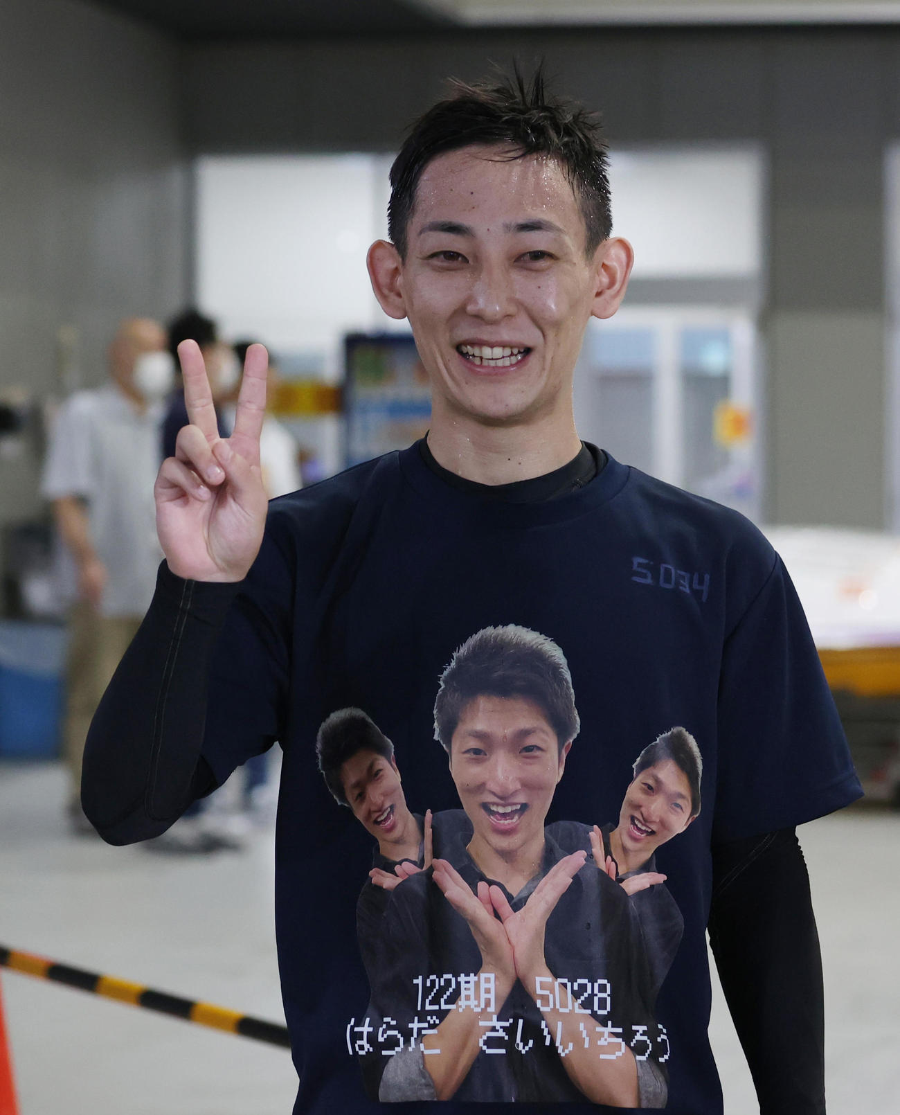 予選5RでG1初勝利を挙げた若林義人はVサインする（撮影・柴田隆二）