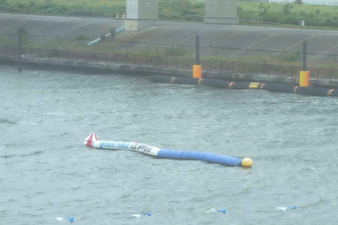 江戸川ボートは中止・順延、強風による波水面でターンマークが大きく揺れている