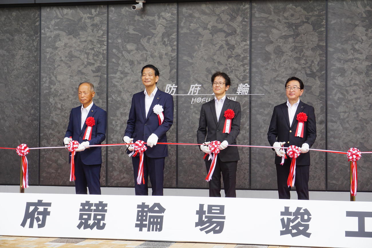 新スタンド竣工式には池田豊防府市長（左から2番目）らが参加した