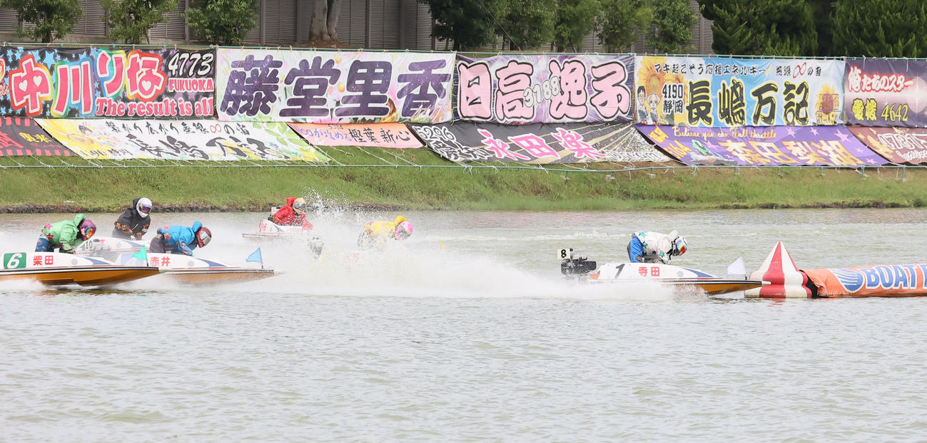 11R 1周2マーク　1着1号艇寺田、2着4号艇赤井（撮影・鬼束羽瑠菜）