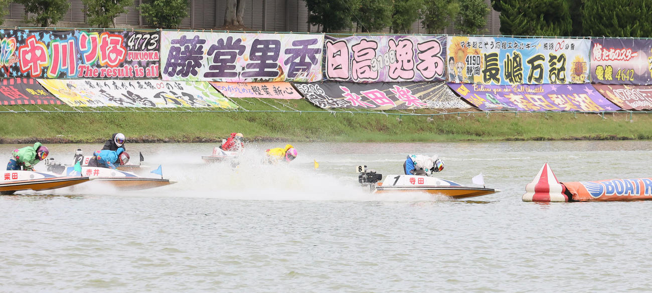 11R 1周2マーク　1着1号艇寺田、2着4号艇赤井（撮影・鬼束羽瑠菜）