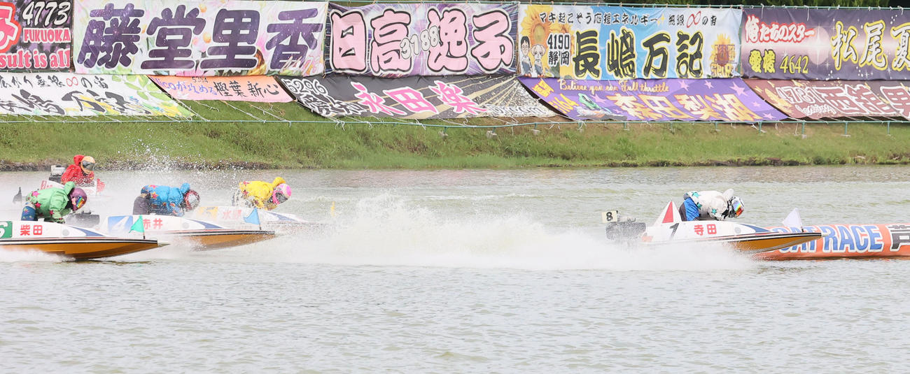 11R 1周2マーク　1着1号艇寺田、2着4号艇赤井（撮影・鬼束羽瑠菜）
