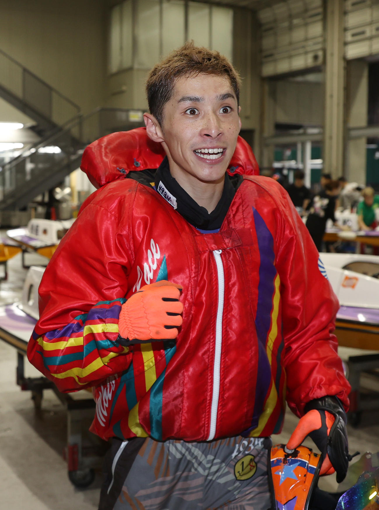 準優10Rで2着の佐々木翔斗はガッツポーズする（撮影・柴田隆二）