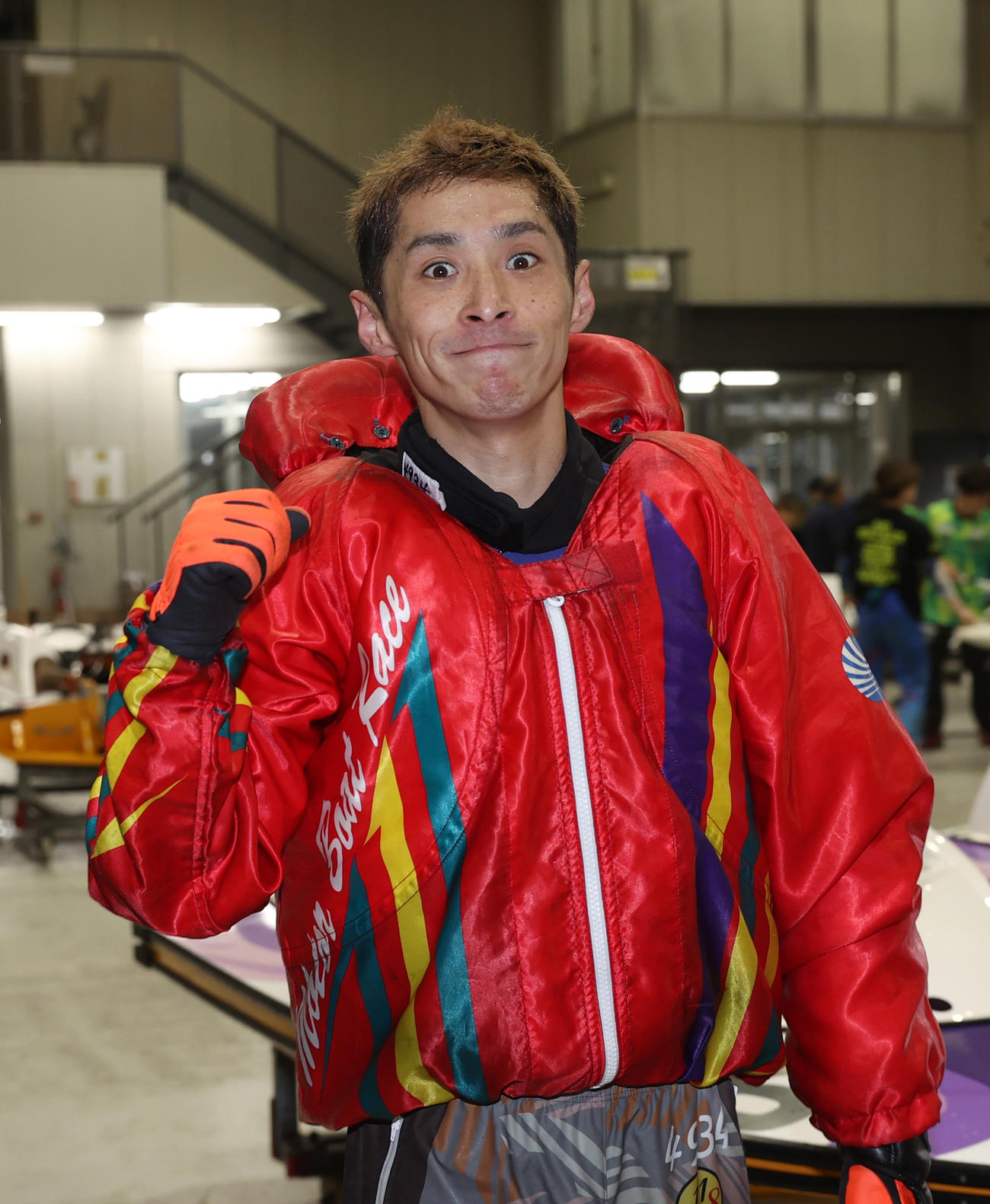 準優10Rで2着の佐々木翔斗はガッツポーズする（撮影・柴田隆二）