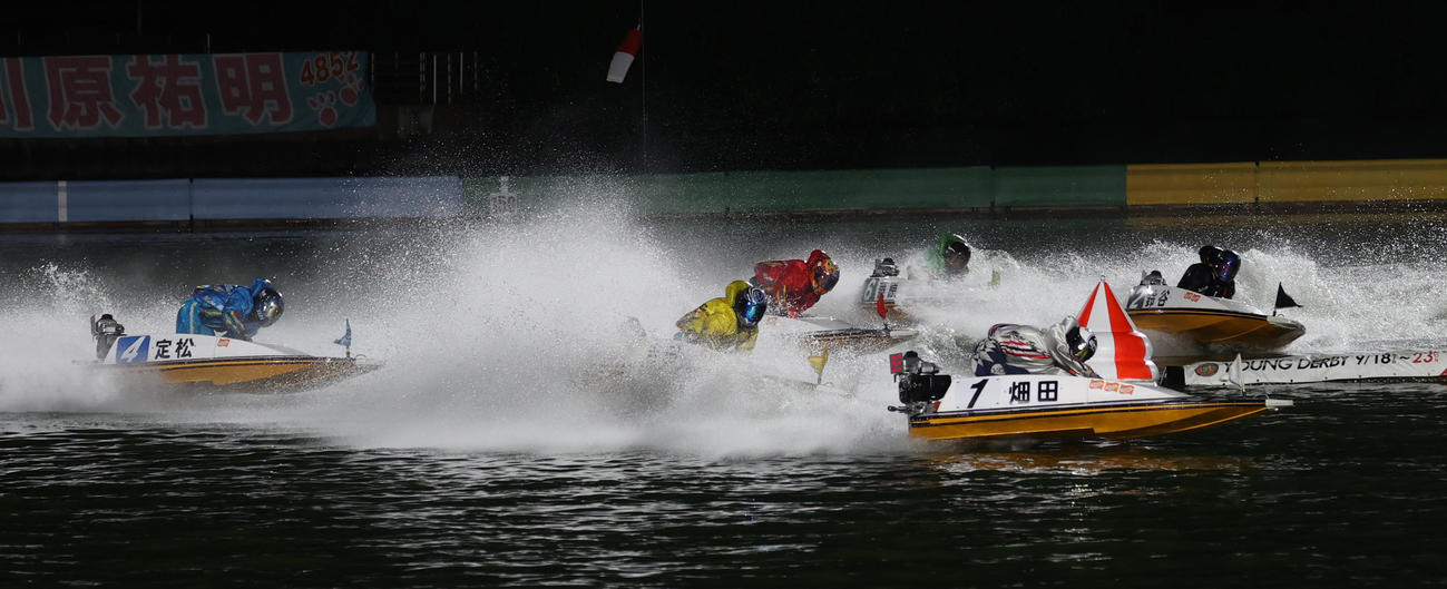 準優10R、1周目の2Mを回る1着畑田汰一（1）、2着佐々木翔斗（3）、3着定松勇樹（4）