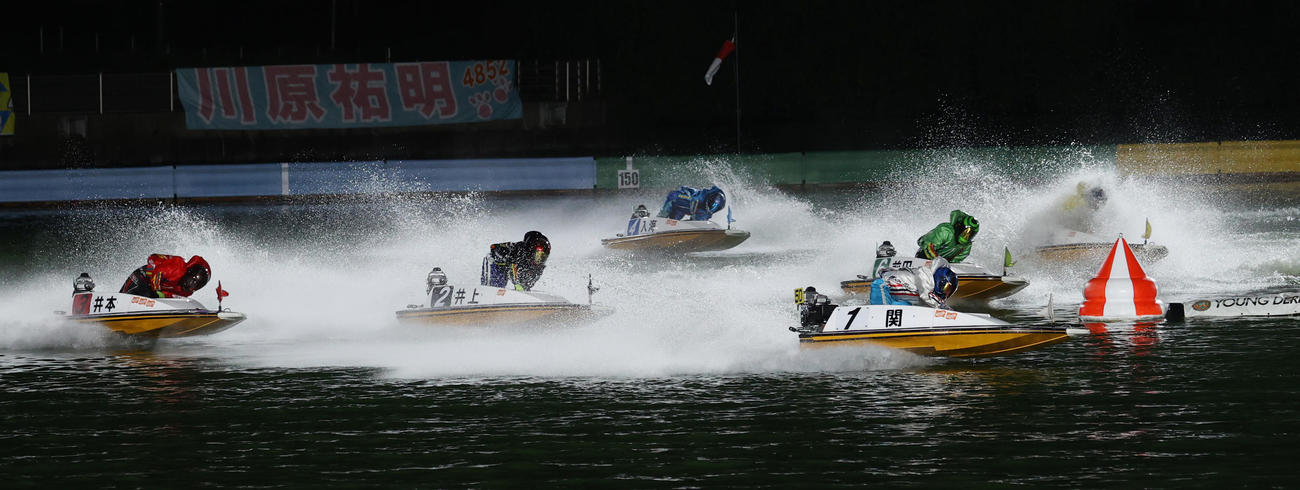 準優11R、1周目の2Mを回る1着関浩哉（1）、2着井上忠政（2）、3着井本昌也（3）（撮影・柴田隆二）