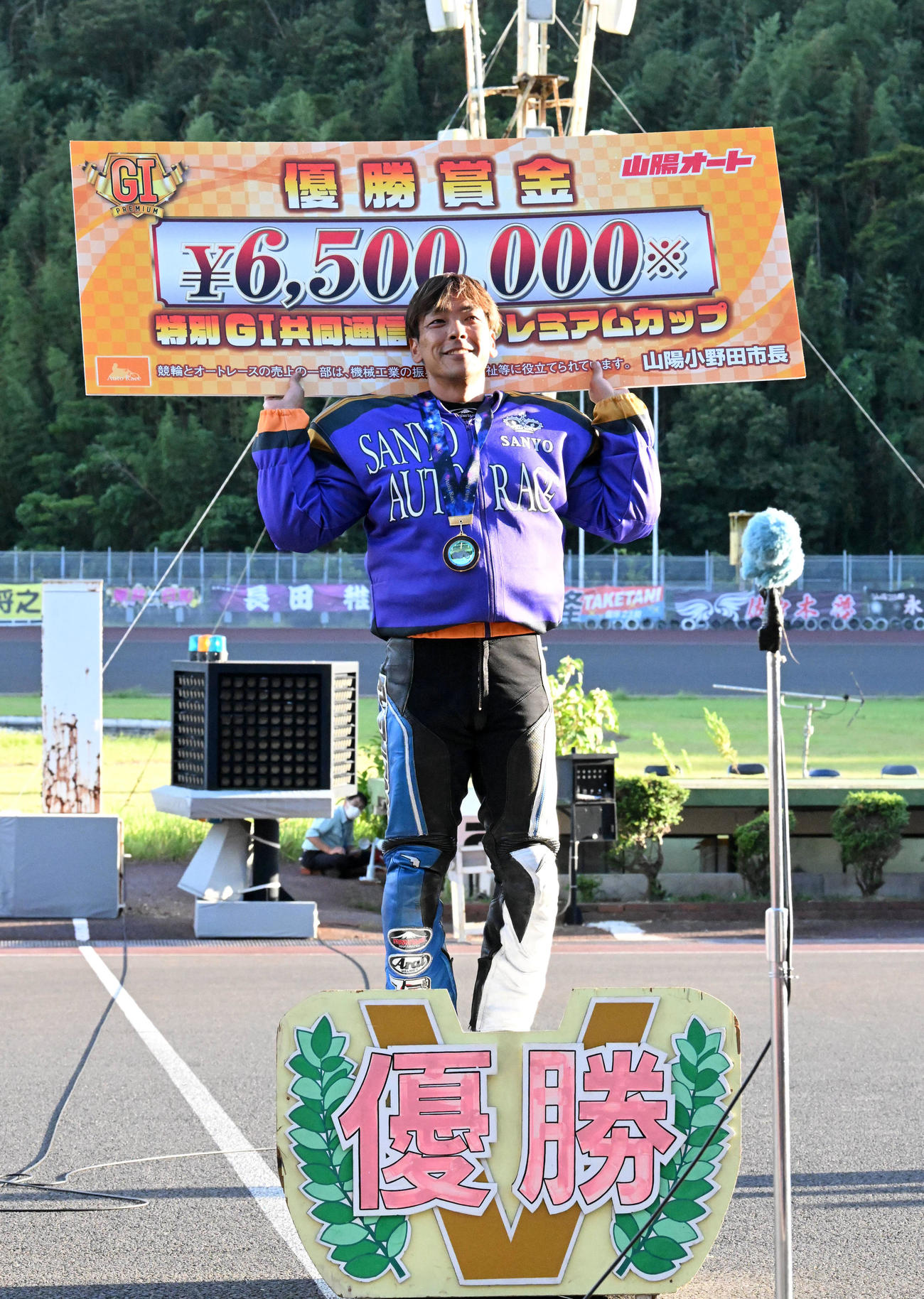 優勝した青山周平（撮影・前岡正明）